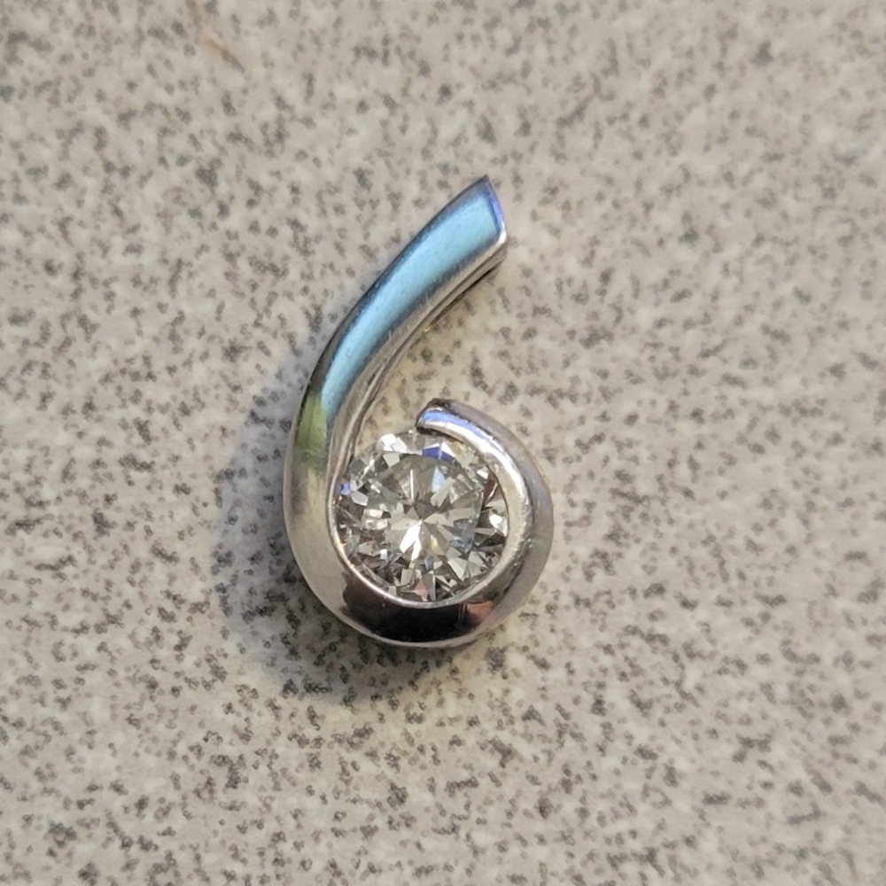 14k white gold pendant with 5.81mm diamond